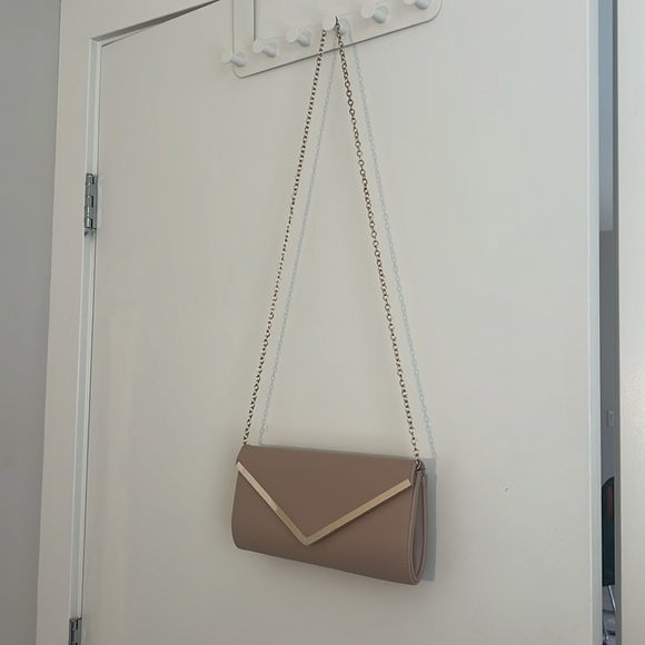 ALDO Side Bag w/ gold accent and chain - Picture 2 of 4
